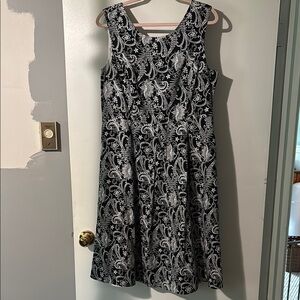 Christopher Banks, size 12 midi cotton dress, with pockets. Zip up. Navy/white.